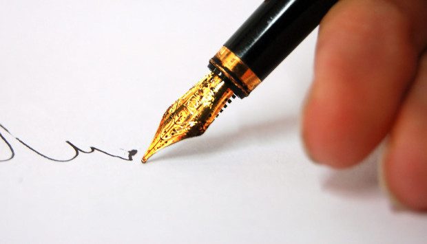 1334926883_a-thoughtfull-pen-writing-3647581-2560-1702